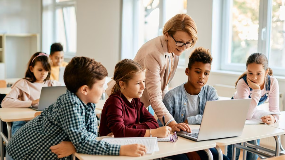 Bridging the Digital Divide: A Data-Driven Guide to Cross-Platform Academic Success in Australia